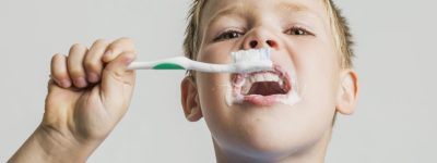 nino-angulo-cepillandose-dientes